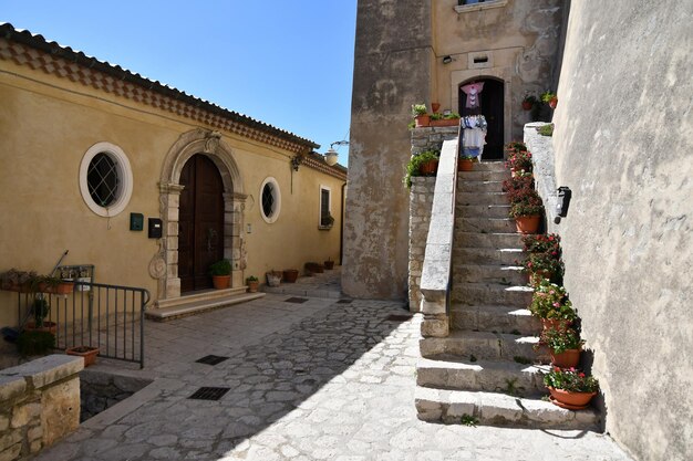 Een smalle straat van Gesualdo, een middeleeuws dorp in de regio Lazio in Italië