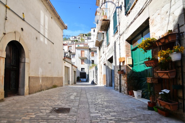 Een smalle straat van Morcone, een middeleeuws dorp in de provincie Benevento in Italië