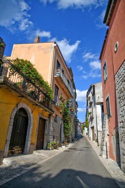 Een smalle straat van San Lorenzello, een middeleeuwse stad in de provincie Benevento in Italië