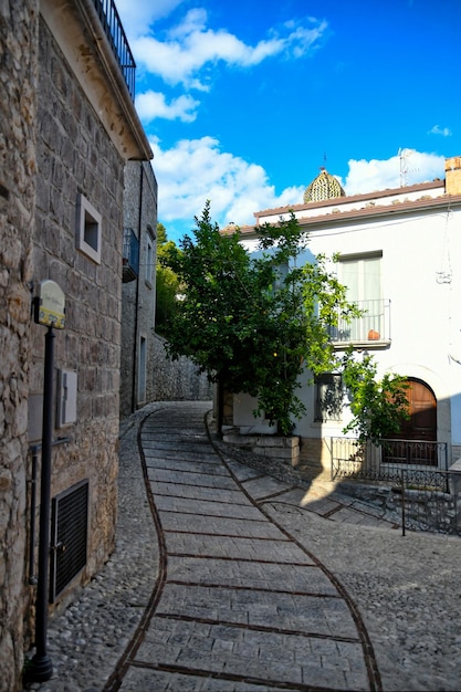 Een smalle straat van San Lorenzello, een middeleeuwse stad in de provincie Benevento in Italië