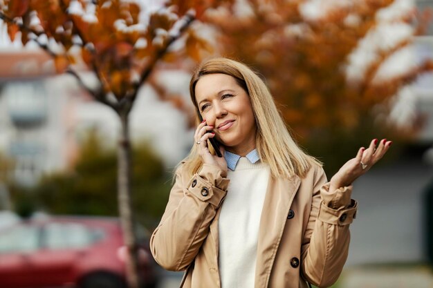 Foto een smart casual vrouw voert een telefoongesprek op straat