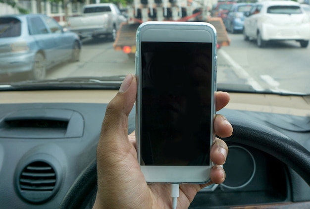 Een smartphone gebruiken tijdens het autorijden