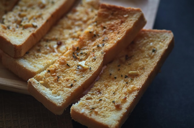 Een sneetje brood met kaas erop