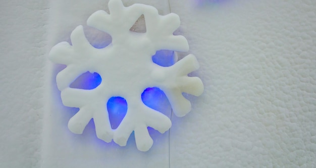 Een sneeuwvlok gemaakt met wit glazuur en blauwe lichten
