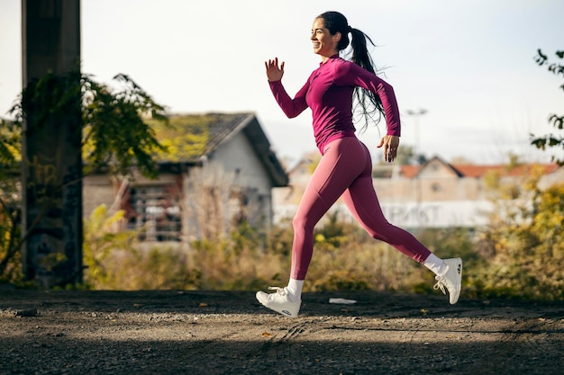 Foto een snelle sportvrouw loopt buiten tijdens haar cardio-training