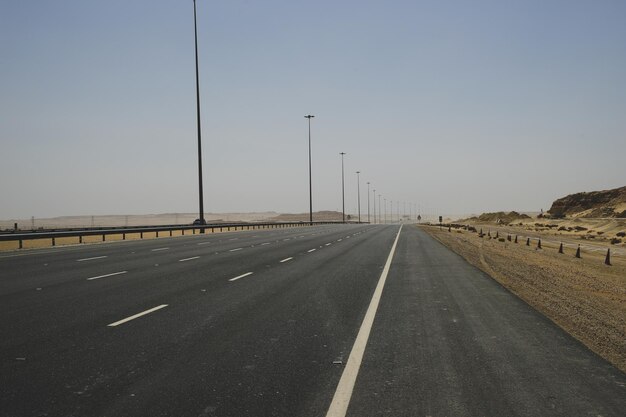 Een snelweg in Qatar die leidt naar de grens met Saoedi-Arabië