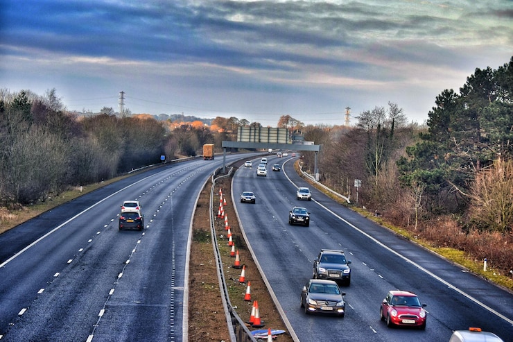 Foto een snelweg met meerdere rijstroken