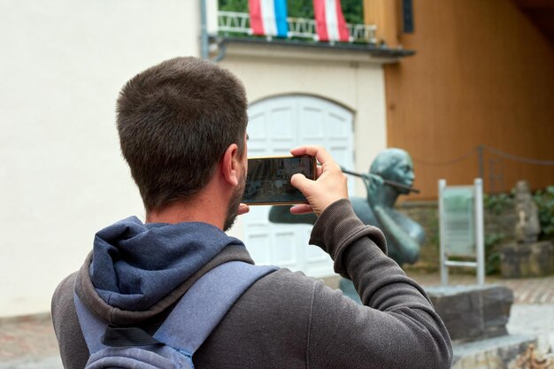 Foto een spaanse man die foto's maakt tijdens een reis in luxemburg