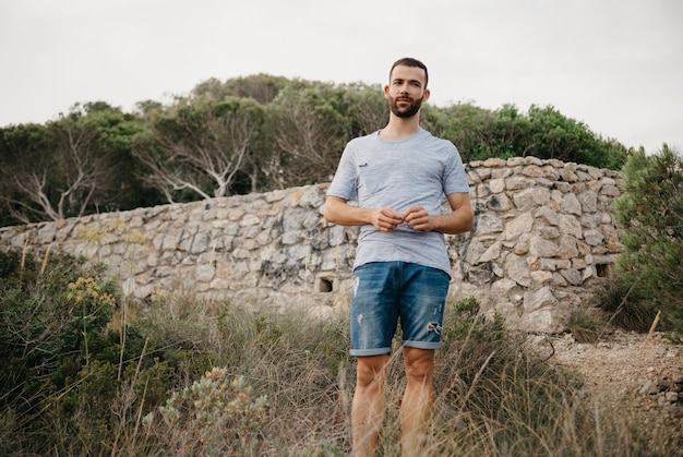 Een spaanse man en zijn latina-meisje wandelen in het hooglandpark in spanje