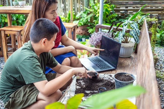 Een speciaal moment voor moeder en zoon Tuinieren, ontdekken en lesgeven, leren bloemen in potten te kweken