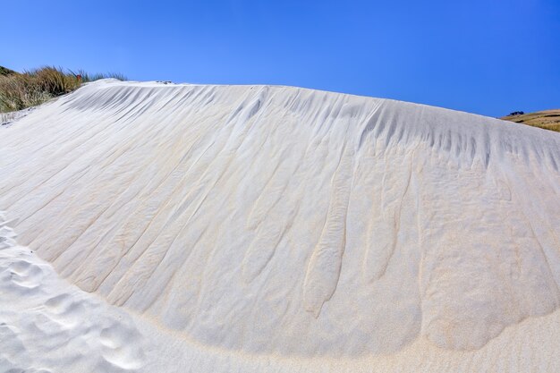 Een spectaculaire zandduin bij Sandfly Bay