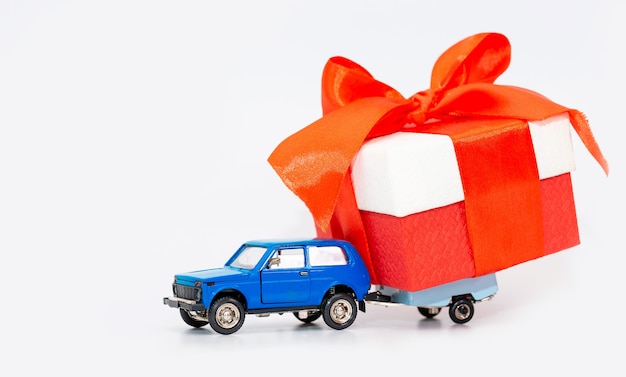 Een speelgoedauto met aanhanger simuleert de bezorging van cadeaus Isolate