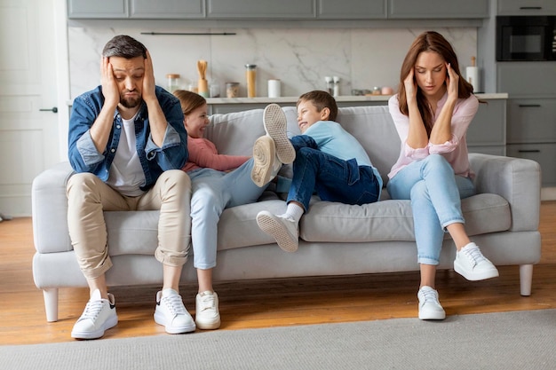 Een speels gezinsmoment met een beengevecht van kinderen