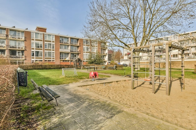 Foto een speeltuin in een park naast een flatgebouw