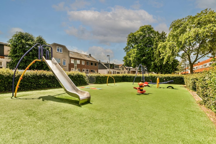 Foto een speeltuin met een glijbaan en een brandkraan