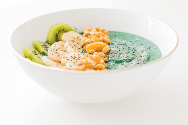 Foto een spirulina smoothie bowl met banaan, walnoten, kiwi en chiazaad