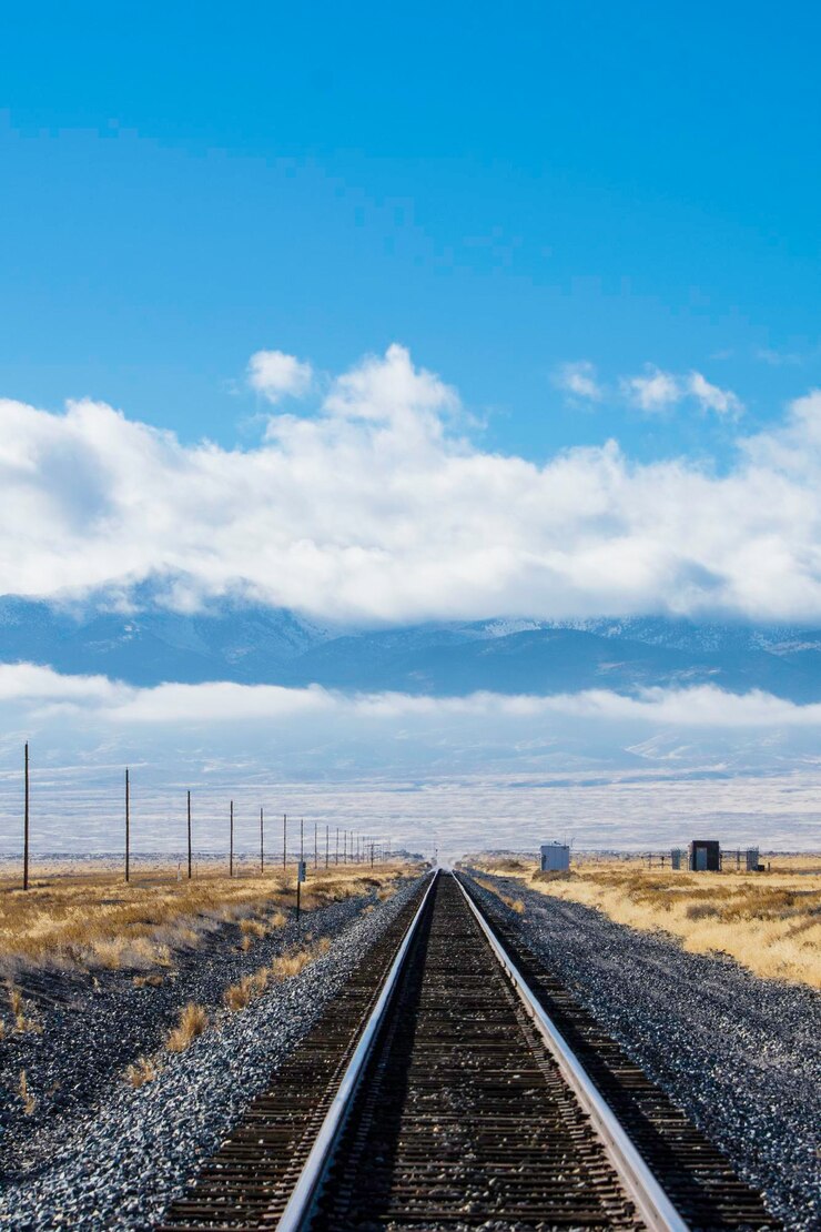 Foto een spoor verdwijnt aan de horizon.