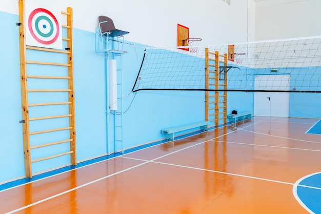 Een sporthal in een Russische school met diverse toestellen voor gymnastiekoefeningen