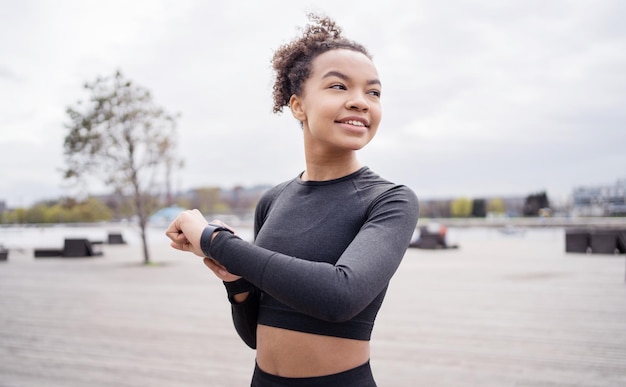 Een sportieve vrouw gebruikt een tracker op haar hand smartwatch voor sport