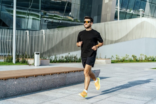 Een sportinstructeur in sportuniform loopt alleen. Een sporter die intensief traint voor cardio