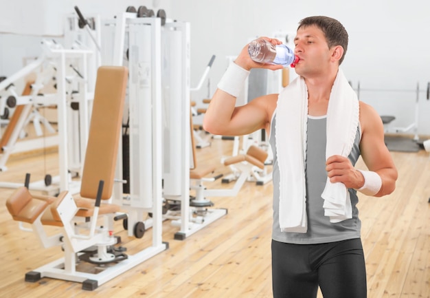 Een sportman drinkt water uit de fles