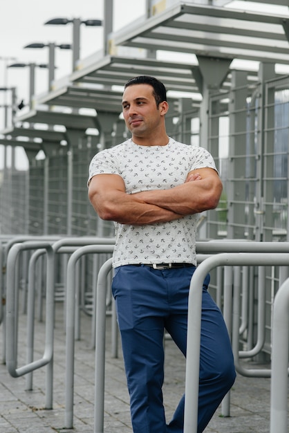 Een sportman staat en geniet van een wandeling in de buurt van het stadion. levensstijl