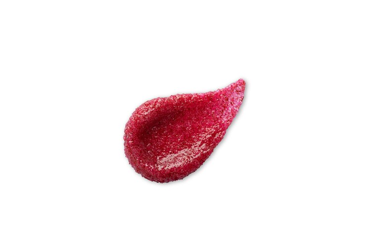 Een staal van bodyscrub met rode bessen, een prachtig smudge-cosmeticaproduct