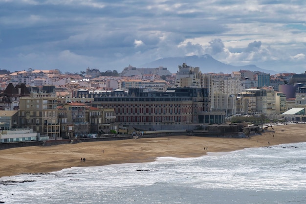 Een stad in biarritz en zijn beroemde zandstranden