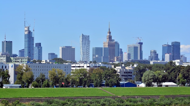 Een stad met een groot gebouw op de achtergrond