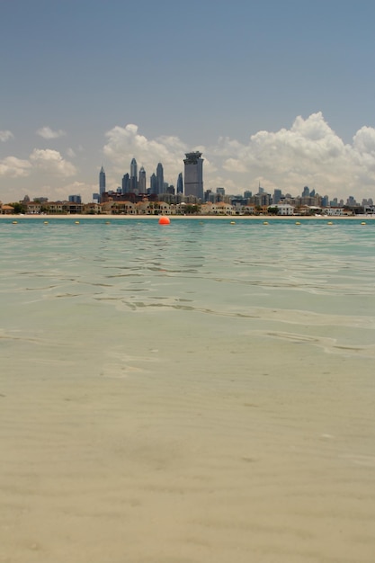 een stad uit het water met een stad op de achtergrond