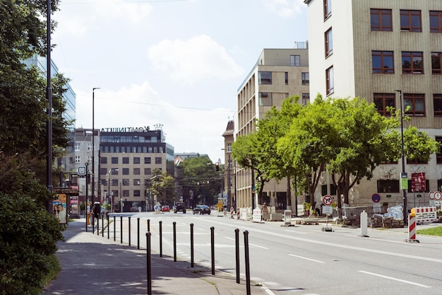 Een stadsstraat met hoge gebouwen en bomen.