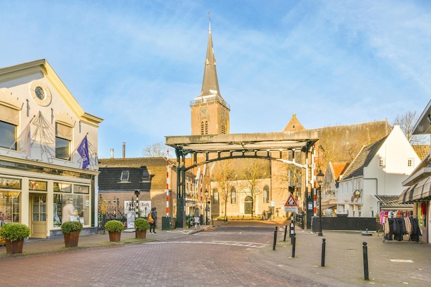 Een stadsstraat met op de achtergrond een kerktoren