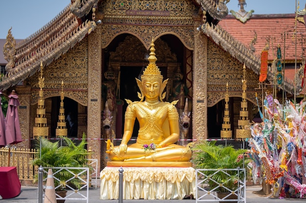 Een standbeeld van de auteur staat voor een tempel.