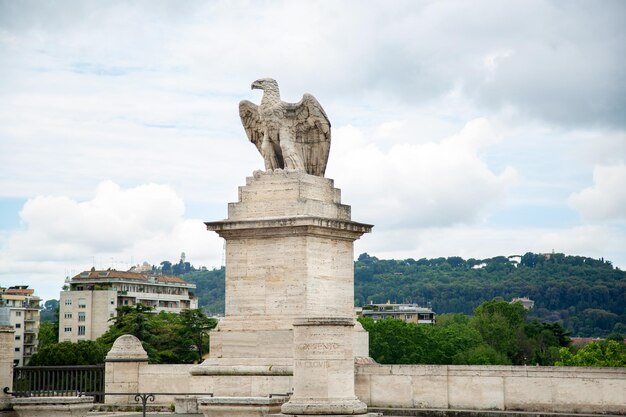 Een standbeeld van een adelaar zit op een gebouw in Italië.
