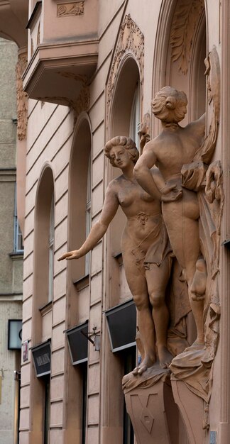 Een standbeeld van een vrouw staat naast een gebouw met een bord met 'het woord' liberte '