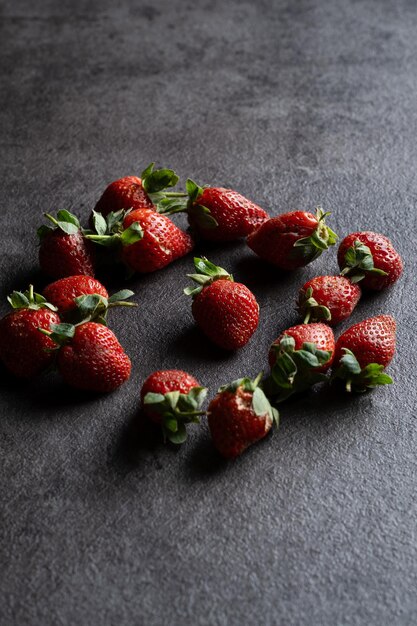 Een stapel aardbeien op rustieke achtergrond