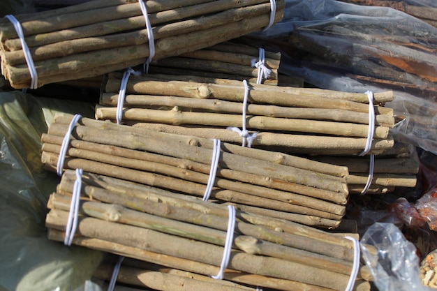 Een stapel bamboestokken met op de zijkant het woord bamboe