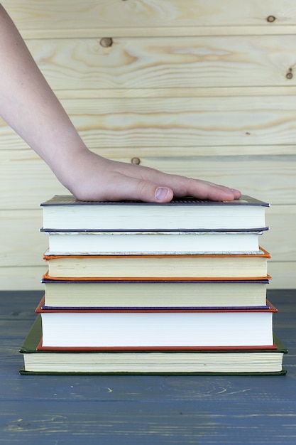 Een stapel boeken met bibliotheek op het achterbehang