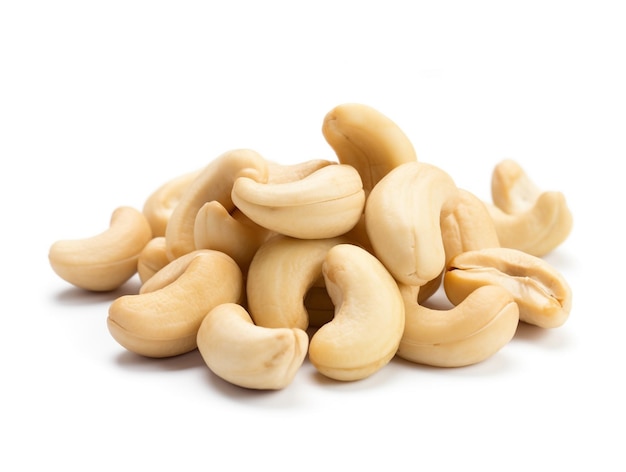 Een stapel cashewnoten op een witte achtergrond