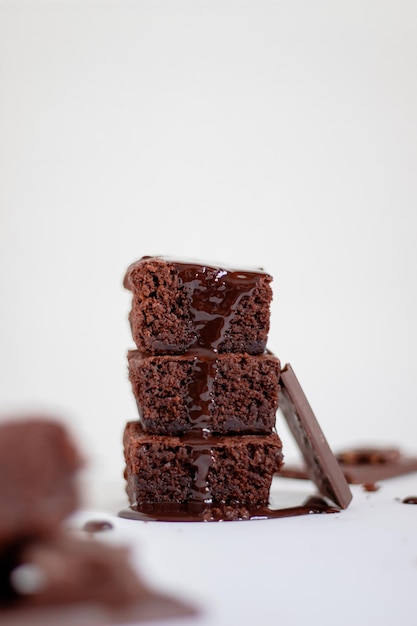Foto een stapel chocolade brownies erop met chocoladesaus