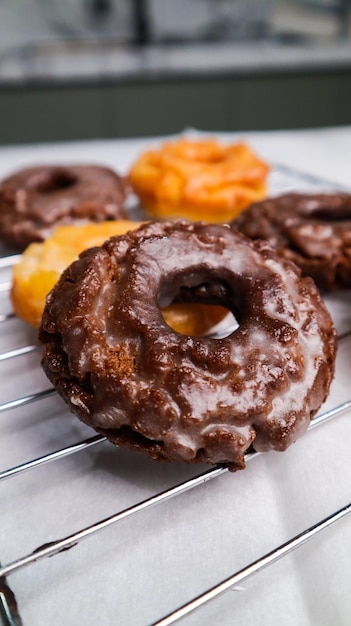 Foto een stapel chocoladedonuts op een koelrek.