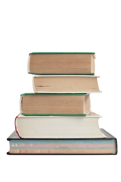 Een stapel dikke hardcover boeken isoleert op een witte achtergrond