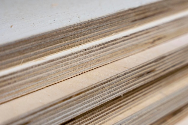 Een stapel dikke platen houten triplex in een ijzerhandel