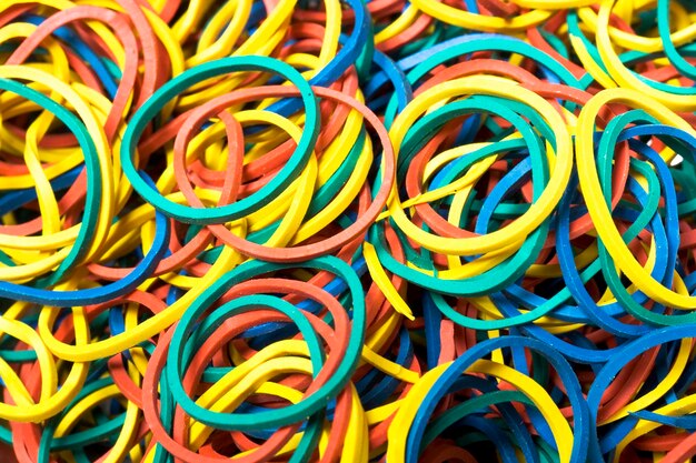 Een stapel elastiekjes met de tekst 'rubber' erop.