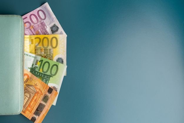 Een stapel eurobankbiljetten met het getal 100 erop