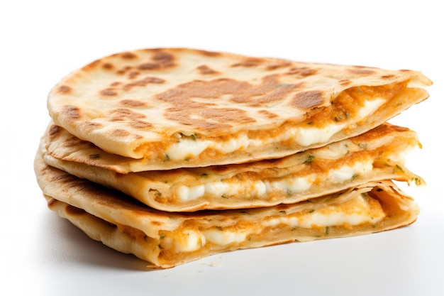 Een stapel flatbreads met daarop een groene groente.