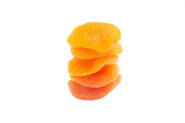 Een stapel gedroogd oranje fruit op een witte achtergrond