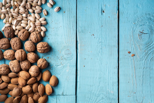 Een stapel gedroogde vruchten biologische pistachenoten amandelen walnoten vers geoogst op een hout in een markt