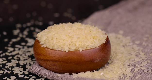 Foto een stapel gepolijste gele rijst verse ongekookte rijst.