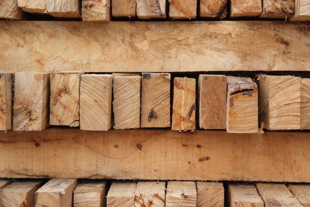 Een stapel gesneden hout voor het achtergrondpatroon van de bouwtextuur